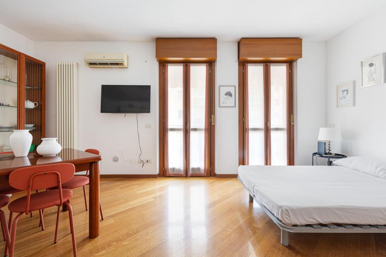 Cosy Studio With Balcony & Private Garage Mailand Exterior foto